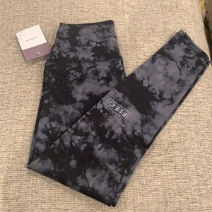 Medium Pitch Dark El Toto NWT